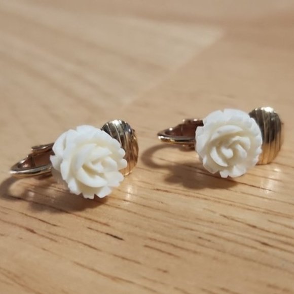 Delicate Vintage 3D Carved Rose Clip On Earrings - Picture 1 of 6
